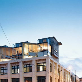 ビルの上に建て増し? ビルの上に建て増し?